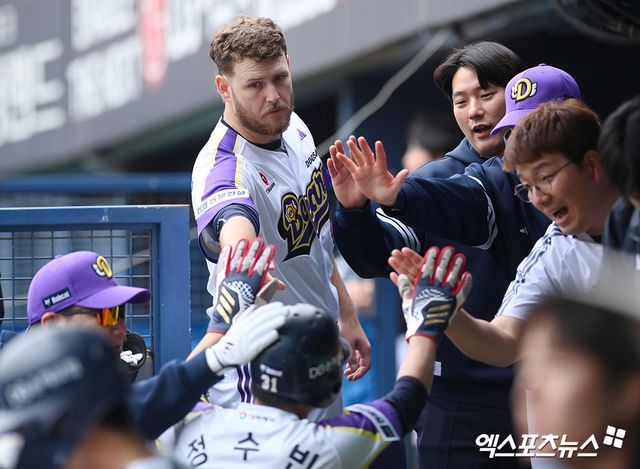 두산 베어스 외국인 투수 콜어빈(왼쪽 첫 번째)이 5일 서울 잠실야구장에서 열린 2025 신한 SOL Bank KBO리그 LG 트윈스와의 팀 간 4차전에서 3회말 솔로 홈런을 기록한 정수빈과 하이 파이브를 하고 있다. 사진 고아라 기자