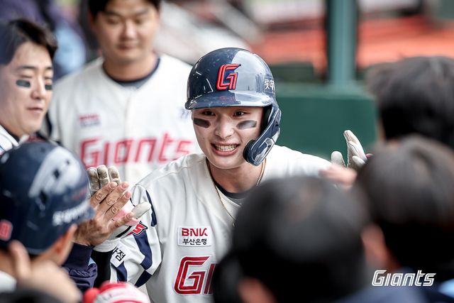 롯데 외야수 윤동희는 6일 사직구장에서 열린 '2025 신한 SOL Bank KBO 리그' SSG와 주중 3연전 두 번째 경기에서 1번타자 중견수로 선발 출전했다. 결승포와 적시타 등으로 활약하며 팀 승리에 보탬이 됐다. 롯데 자이언츠