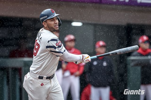 롯데 외야수 레이예스는 6일 사직구장에서 열린 '2025 신한 SOL Bank KBO 리그' SSG와 주중 3연전 두 번째 경기에서 3번타자 좌익수로 선발 출전했다. 5회말 승리에 쐐기를 박는 2점 홈런으로 오격에 활력을 불어넣었다. 롯데 자이언츠