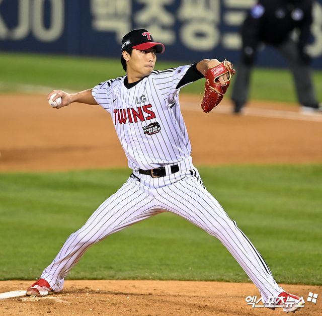 LG 트윈스 투수 이정용이 정규시즌 경기에 출전해 투구하고 있다. 엑스포츠뉴스 DB