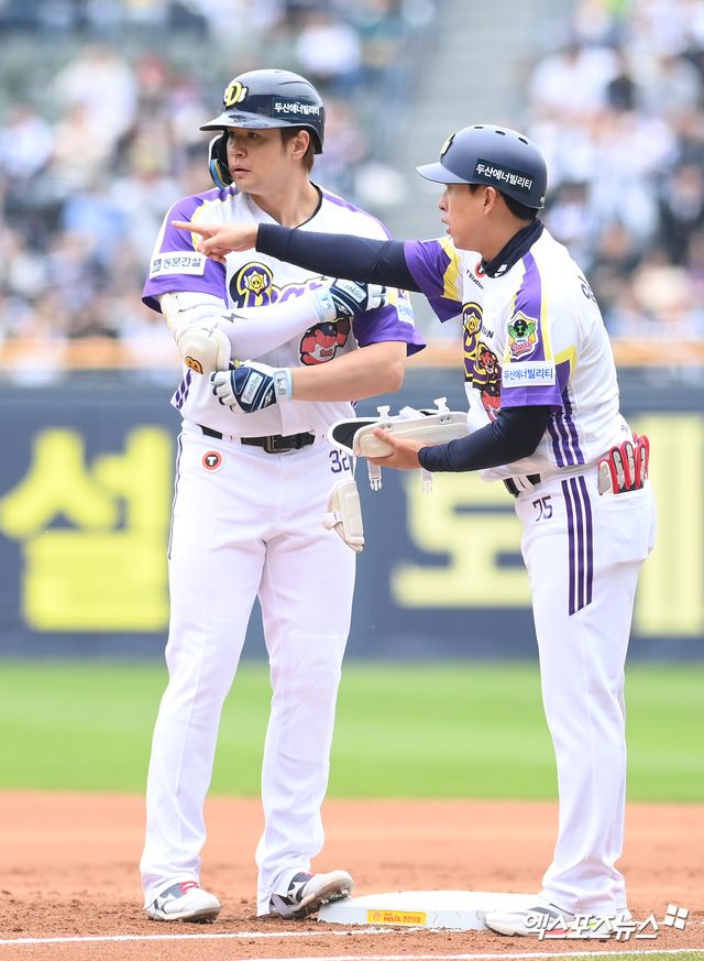 두산 베어스 김재환이 정규시즌 경기에 출전해 안타를 친 뒤 코치와 대화하고 있다. 엑스포츠뉴스 DB