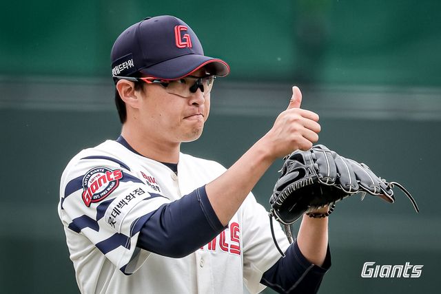 ​​롯데 투수 박세웅은 6일 사직구장에서 열린 '2025 신한 SOL Bank KBO 리그' SSG와 주중 3연전 두 번째 경기에서 선발 등판했다. 7이닝 무실점 완벽투로 시즌 7승(1패)을 챙겨 다승 단독 선두로 올라섰다. 롯데 자이언츠