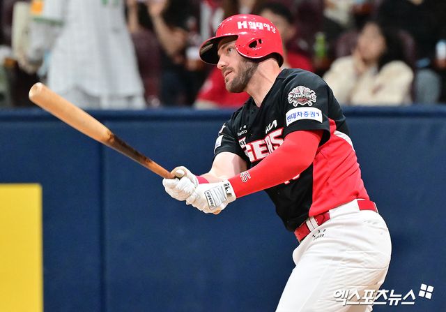 6일 오후 서울 구로구 고척스카이돔에서 열린 '2025 신한 SOL Bank KBO리그' KIA 타이거즈와 키움 히어로즈의 경기, 2회초 1사 만루 KIA 위즈덤이 2타점 적시타를 날리고 있다. 고척, 김한준 기자