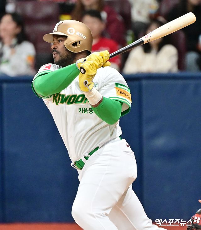 6일 오후 서울 구로구 고척스카이돔에서 열린 '2025 신한 SOL Bank KBO리그' KIA 타이거즈와 키움 히어로즈의 경기, 1회말 1사 2,3루 키움 푸이그가 3루 주자를 불러들이는 타격을 하고 있다. 고척, 김한준 기자