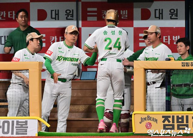 6일 오후 서울 구로구 고척스카이돔에서 열린 '2025 신한 SOL Bank KBO리그' KIA 타이거즈와 키움 히어로즈의 경기, 1회말 1사 2,3루 키움 송성문이 푸이그의 내야땅볼때 득점에 성공하고 있다. 고척, 김한준 기자