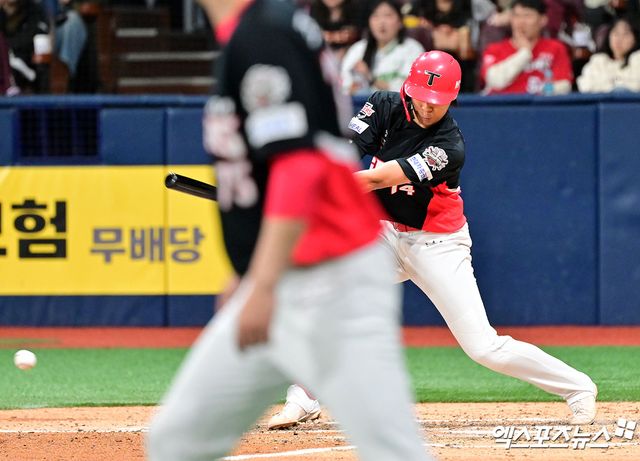 6일 오후 서울 구로구 고척스카이돔에서 열린 '2025 신한 SOL Bank KBO리그' KIA 타이거즈와 키움 히어로즈의 경기, 8회초 무사 1,2루 KIA 김규성이 1타점 적시타를 날리고 있다. 고척, 김한준 기자