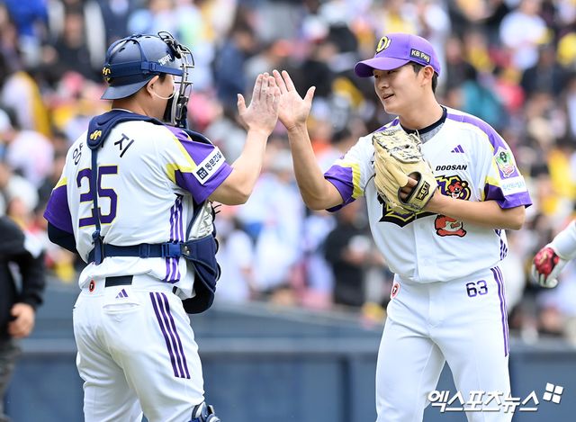 두산 베어스 마무리 투수 김택연(오른쪽)이 5일 서울 잠실야구장에서 열린 2025 신한 SOL Bank KBO리그 LG 트윈스와의 팀 간 4차전에서 1이닝 1피안타 2탈삼진 무실점으로 시즌 3세이브를 기록했다.&nbsp;사진 고아라 기자