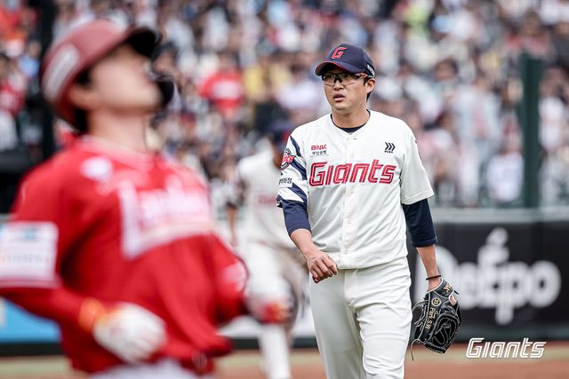 롯데 투수 박세웅은 6일 사직구장에서 열린 '2025 신한 SOL Bank KBO 리그' SSG와 주중 3연전 두 번째 경기에서 선발 등판했다. 7이닝 무실점 완벽투로 시즌 7승(1패)을 챙겨 다승 단독 선두로 올라섰다. 롯데 자이언츠