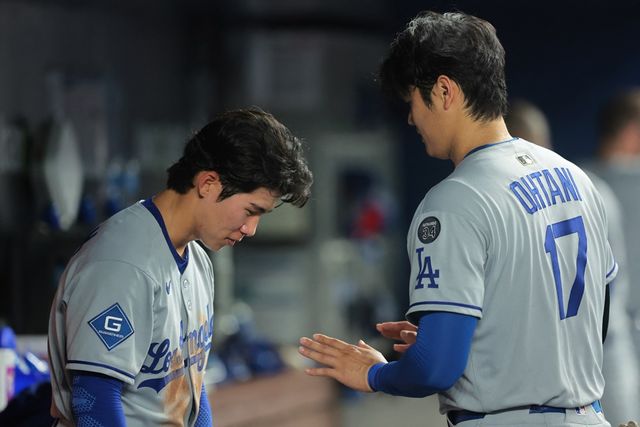 다저스 멀티 플레이어 김혜성(왼쪽)은 6일(한국시간) 론디포파크에서 열린 '2025 메이저리그' 마이애미전에서 9번타자 2루수로 선발 출전했다. 이날 생애 첫 빅리그 선발 출전해 최종 성적 4타수 2안타 1타점 1득점 1도루로 7-4 팀 승리에 보탬이 됐다. 연합뉴스 REUTERS