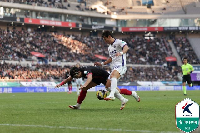 2라운드의 복수를 꿈꾸는 FC안양이 주포 모따를 벤치에 앉힌 채 마테우스와 김운에게 팀의 공격을 맡긴다. 연패 탈출을 노리는 FC서울은 주장 린가드를 선발 제외하는 강수를 둔 대신해 핵심 선수인 정승원이 선발 명단에 복귀했다. 사진 한국프로축구연맹