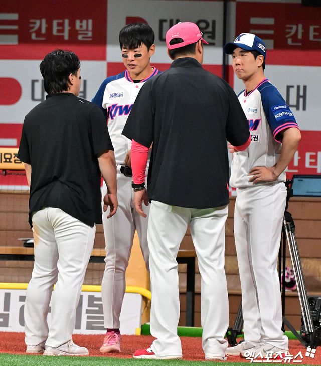 5일 오후 서울 구로구 고척스카이돔에서 열린 '2025 신한 SOL Bank KBO리그' KIA 타이거즈와 키움 히어로즈의 경기, KIA가 키움에 13:1로 대승을 거두며 3연패에서 탈출했다. 경기종료 후 키움 송성문 김창현 수석코치가 KIA 김선빈 손승락 수석코치와 대화를 나누고 있다. 고척, 김한준 기자