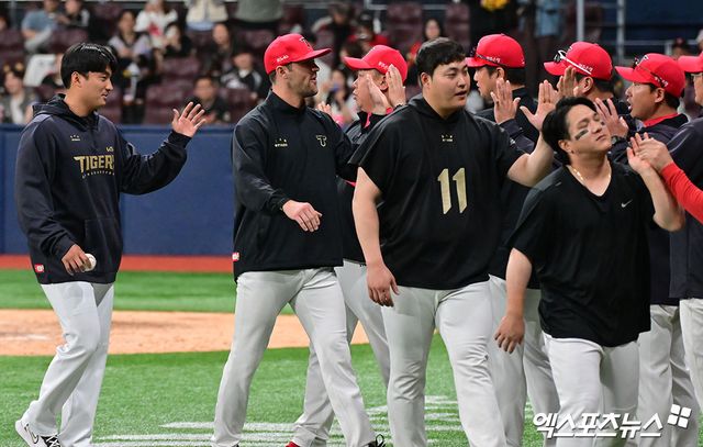 6일 오후 서울 구로구 고척스카이돔에서 열린 '2025 신한 SOL Bank KBO리그' KIA 타이거즈와 키움 히어로즈의 경기, KIA가 김규성의 결승타에 힘입어 키움에 5:3으로 승리하며 위닝시리즈를 확보했다. 이날 경기에서 승리한 KIA 이범호 감독이 선수들과 하이파이브를 하고 있다. 고척, 김한준 기자