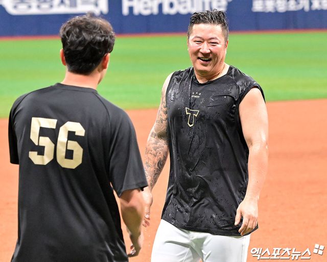 5일 오후 서울 구로구 고척스카이돔에서 열린 '2025 신한 SOL Bank KBO리그' KIA 타이거즈와 키움 히어로즈의 경기, KIA가 키움에 13:1로 대승을 거두며 3연패에서 탈출했다. 이날 경기에서 400홈런을 달성한 KIA 최형우가 축하 물세례를 받고 있다. 고척, 김한준 기자