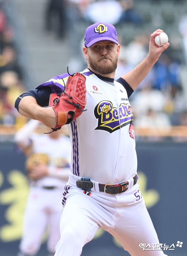 두산 베어스 콜어빈이 정규시즌 경기에 선발 등판해 투구하고 있다. 엑스포츠뉴스 DB