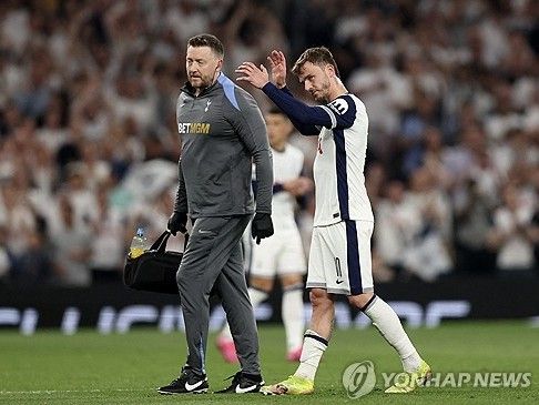 토트넘 내부 소식을 전하는 폴 오키프는 지난 6일(한국시간) 토트넘 주장 손흥민이 만약 토트넘이 보되/글림트(노르웨이)를 넘어설 경우, 유럽축구연맹(UEFA) 유로파리그 결승전에 맞춰서 돌아올 것으로 예상된다고 전했다.&nbsp;연합뉴스