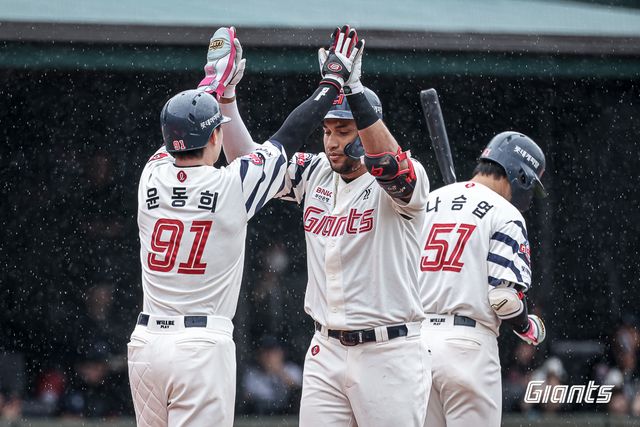 롯데 외야수 윤동희(91번)는 6일 사직구장에서 열린 '2025 신한 SOL Bank KBO 리그' SSG와 주중 3연전 두 번째 경기에서 1번타자 중견수로 선발 출전했다. 결승포와 적시타 등으로 활약하며 팀 승리에 보탬이 됐다. 롯데 자이언츠