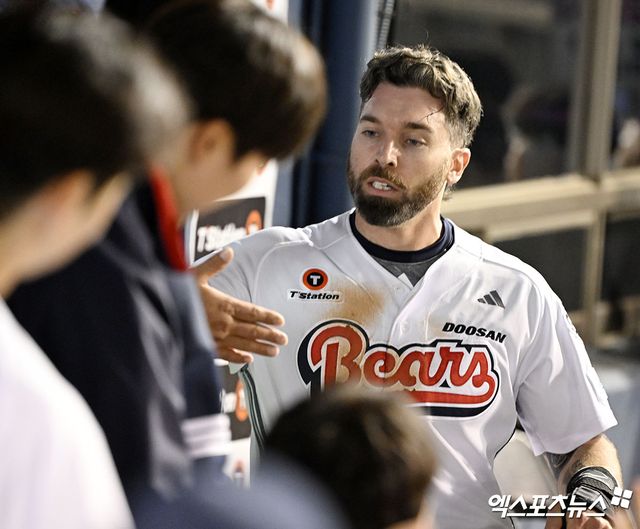 두산 베어스 제이크 케이브가 정규시즌 경기에 출전해 득점 후 동료들과 하이파이브하고 있다. 엑스포츠뉴스 DB