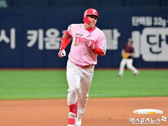  5일 오후 서울 구로구 고척스카이돔에서 열린 '2025 신한 SOL Bank KBO리그' KIA 타이거즈와 키움 히어로즈의 경기, 6회초 무사 1,3루 KIA 최형우가 스리런 홈런을 날린 후 그라운드를 돌고 있다. 최형우는 KBO리그 통산 4번째 400홈런을 달성했다. 고척, 김한준 기자