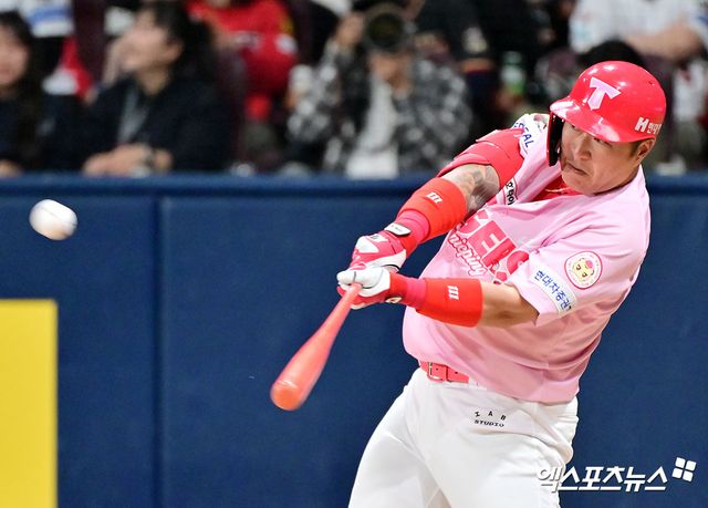 5일 오후 서울 구로구 고척스카이돔에서 열린 '2025 신한 SOL Bank KBO리그' KIA 타이거즈와 키움 히어로즈의 경기, 6회초 무사 1,3루 KIA 최형우가 스리런 홈런을 날리고 있다. 최형우는 KBO리그 통산 4번째 400홈런을 달성했다. 고척, 김한준 기자