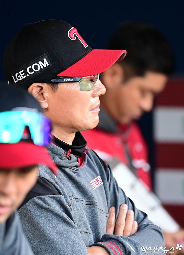 LG 트윈스 염경엽 감독이 정규시즌 경기에서 선수들의 플레이를 지켜보고 있다. 엑스포츠뉴스 DB