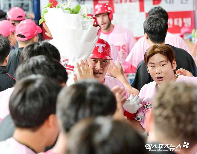 5일 오후 서울 구로구 고척스카이돔에서 열린 '2025 신한 SOL Bank KBO리그' KIA 타이거즈와 키움 히어로즈의 경기, 6회초 무사 1,3루 KIA 최형우가 스리런 홈런을 날린 후 더그아웃에서 축하를 받고 있다. 최형우는 KBO리그 통산 4번째 400홈런을 달성했다. 고척, 김한준 기자