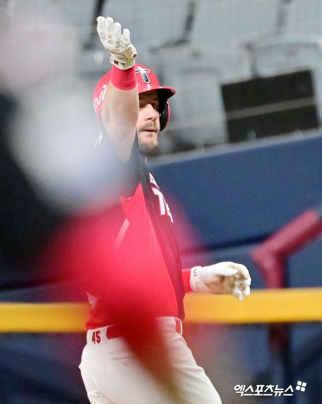 6일 오후 서울 구로구 고척스카이돔에서 열린 '2025 신한 SOL Bank KBO리그' KIA 타이거즈와 키움 히어로즈의 경기, 2회초 1사 만루 KIA 위즈덤이 2타점 적시타를 날린 후 기뻐하고 있다. 고척, 김한준 기자