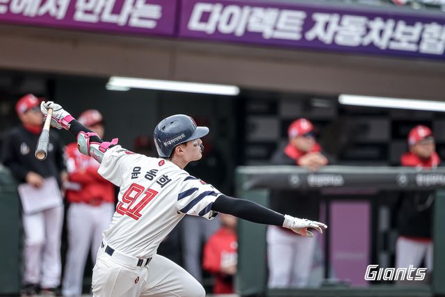 롯데 외야수 윤동희는 6일 사직구장에서 열린 '2025 신한 SOL Bank KBO 리그' SSG와 주중 3연전 두 번째 경기에서 1번타자 중견수로 선발 출전했다. 결승포와 적시타 등으로 활약하며 팀 승리에 보탬이 됐다. 롯데 자이언츠