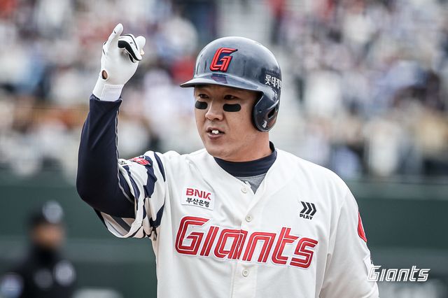 롯데 내야수 정훈은 6일 사직구장에서 열린 '2025 신한 SOL Bank KBO 리그' SSG와 주중 3연전 두 번째 경기에서 7번 지명타자로 선발 출전했다. 4회말 2타점 적시타를 쳐 공격에 활력을 불어넣었다. 롯데 자이언츠