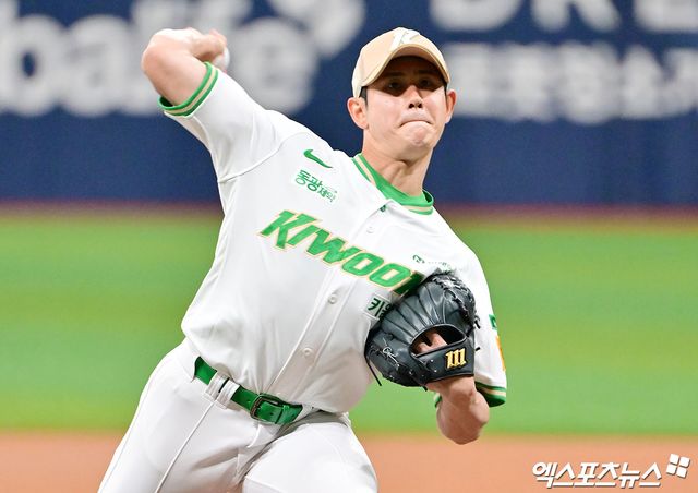 6일 오후 서울 구로구 고척스카이돔에서 열린 '2025 신한 SOL Bank KBO리그' KIA 타이거즈와 키움 히어로즈의 경기, 1회초 키움 선발투수 조영건이 공을 힘차게 던지고 있다. 고척, 김한준 기자