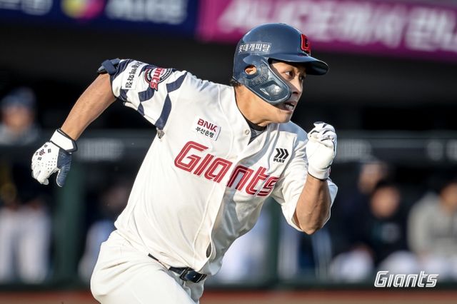 롯데 외야수 황성빈은 6일 사직구장에서 열릴 '2025 신한 SOL Bank KBO 리그' SSG와 주중 3연전 두 번째 경기를 앞두고 1군 엔트리에서 빠졌다. 1회말 기습 번트 후 1루에 슬라이딩하는 과정에서 왼손을 다쳤다. 병원 검진에서 왼손 약지 중수골 골절 판정을 받아 전문의 크로스 체크스를 기다리고 있다. 롯데 자이언츠