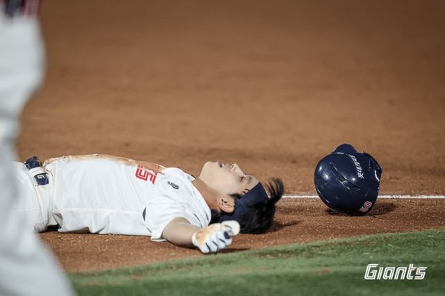 롯데 외야수 황성빈은 6일 사직구장에서 열릴 '2025 신한 SOL Bank KBO 리그' SSG와 주중 3연전 두 번째 경기를 앞두고 1군 엔트리에서 빠졌다. 1회말 기습 번트 후 1루에 슬라이딩하는 과정에서 왼손을 다쳤다. 병원 검진에서 왼손 약지 중수골 골절 판정을 받아 전문의 크로스 체크스를 기다리고 있다. 롯데 자이언츠