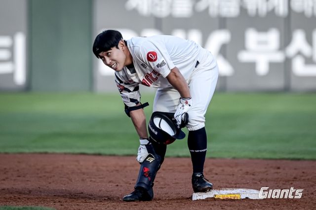 롯데 외야수 황성빈은 6일 사직구장에서 열릴 '2025 신한 SOL Bank KBO 리그' SSG와 주중 3연전 두 번째 경기를 앞두고 1군 엔트리에서 빠졌다. 1회말 기습 번트 후 1루에 슬라이딩하는 과정에서 왼손을 다쳤다. 병원 검진에서 왼손 약지 중수골 골절 판정을 받아 전문의 크로스 체크스를 기다리고 있다. 롯데 자이언츠