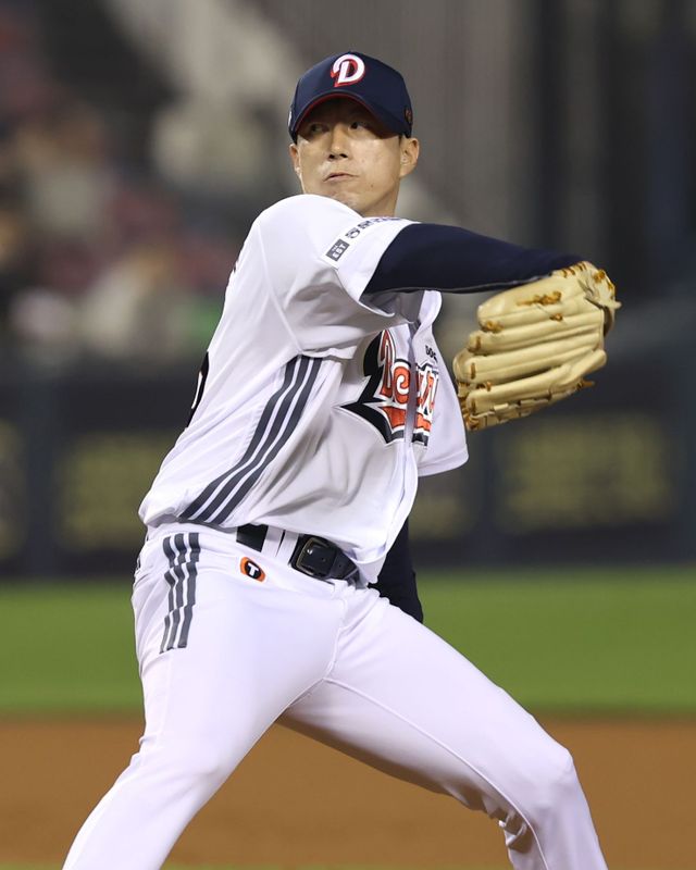 두산 베어스 구원투수 고효준이 정규시즌 경기에 구원 등판해 투구하고 있다. 두산 베어스