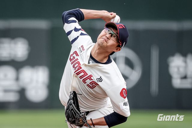 롯데 투수 박세웅은 6일 사직구장에서 열린 '2025 신한 SOL Bank KBO 리그' SSG와 주중 3연전 두 번째 경기에서 선발 등판했다. 7이닝 무실점 완벽투로 시즌 7승(1패)을 챙겨 다승 단독 선두로 올라섰다. 롯데 자이언츠