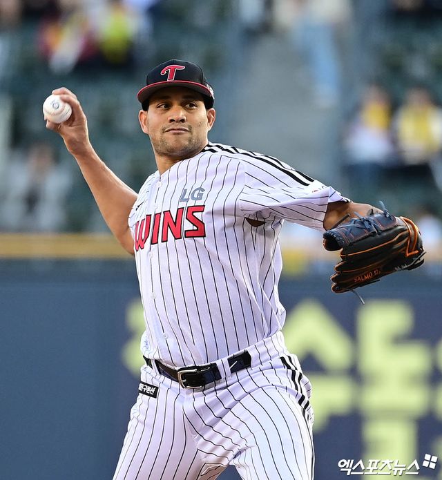 LG 트윈스 선발투수 요니 치리노스가 정규시즌 경기에 선발 등판해 투구하고 있다. 엑스포츠뉴스 DB