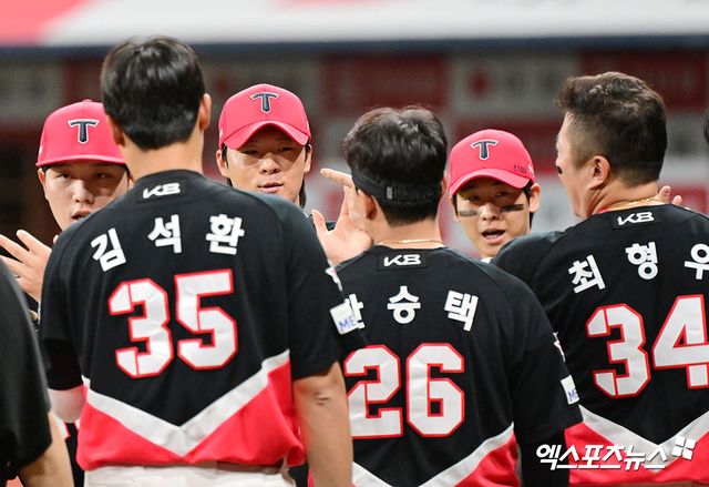 6일 오후 서울 구로구 고척스카이돔에서 열린 '2025 신한 SOL Bank KBO리그' KIA 타이거즈와 키움 히어로즈의 경기, KIA가 김규성의 결승타에 힘입어 키움에 5:3으로 승리하며 위닝시리즈를 확보했다. 이날 경기에서 승리한 KIA 선수들이 기뻐하고 있다. 고척, 김한준 기자