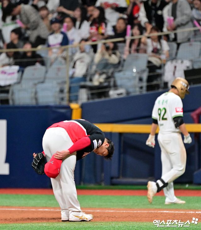 6일 오후 서울 구로구 고척스카이돔에서 열린 '2025 신한 SOL Bank KBO리그' KIA 타이거즈와 키움 히어로즈의 경기, 8회말 수비를 마친 KIA 조상우가 키움 더그아웃을 향해 인사를 하고 있다. 고척, 김한준 기자