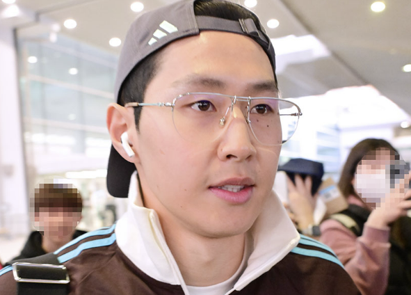 '더 선'은 지난 6일 '아스널 사령탑인 미켈 아르테타 감독이 한국 선수 이강인을 지난 1월 눈여겨 봤다'며 '아스널에 새 스포츠 디렉터로 부임한 베르타는 24살 선수(이강인)를 위해 선수단에 자리를 마련할 수 있도록 알아볼 예정'이라고 보도했다. 이어 '베르타는 지난 2023년 아틀레티코 마드리드에서 일할 때 이강인에 이적 제안을 건넨 적이 있다. 그러나 이강인은 당시 소속팀이있던 스페인 마요르카를 떠나 PSG로 옮겼다. 베르타의 구상은 실패했다'며 아스널이 이강인 찾는 이유를 설명했다. 연합뉴스