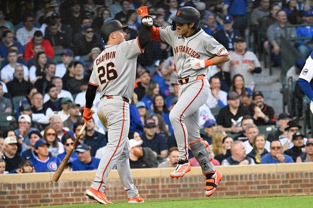 샌프란시스코 자이언츠 이정후가 7일 미국 일리노이주 시카고 리글리 필드에서 열린 2025 미국 메이저리그(MLB) 시카고 컵스와의 원정경기에 투런포를 쏘아올린 뒤 맷 채프먼과 세리머니 하고 있다. 이정후는 이날 3번 타자 겸 중견수로 선발 출전, 투런 홈런 포함 6타수 3안타(1홈런) 3타점 2득점으로 맹활약했다. 컵스를 상대로 23일 만에 다시 대포를 가동했다. 시즌 4호포다. 아울러 4월 24일 밀워키 브루어스전 이후 13일 만에 멀티 히트를 기록했다. AP 연합뉴스 REUTERS 연합뉴스