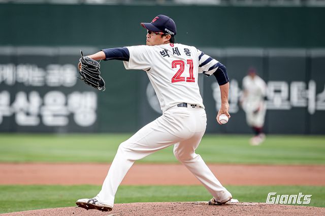 ​​롯데 투수 박세웅은 6일 사직구장에서 열린 '2025 신한 SOL Bank KBO 리그' SSG와 주중 3연전 두 번째 경기에서 선발 등판했다. 7이닝 무실점 완벽투로 시즌 7승(1패)을 챙겨 다승 단독 선두로 올라섰다. 롯데 자이언츠