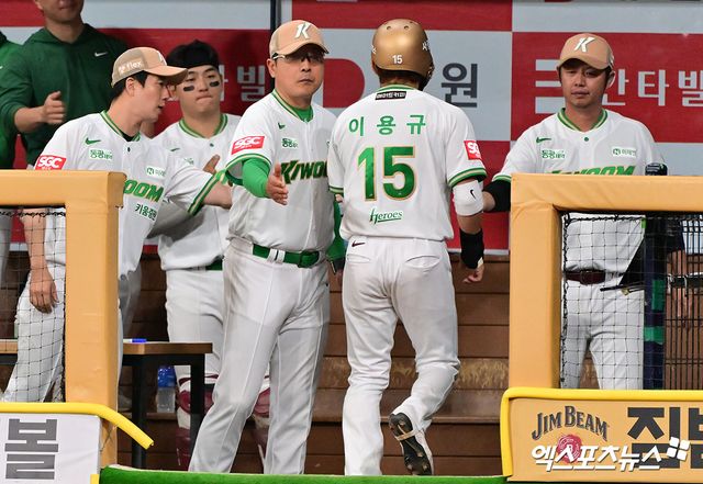 홍원기 감독이 이끄는 키움 히어로즈가 7일 서울 고척스카이돔에서 열리는 2025 신한 SOL Bank KBO리그 KIA 타이거즈와 팀 간 6차전에서 4연패 탈출에 도전한다. 사진 엑스포츠뉴스 DB