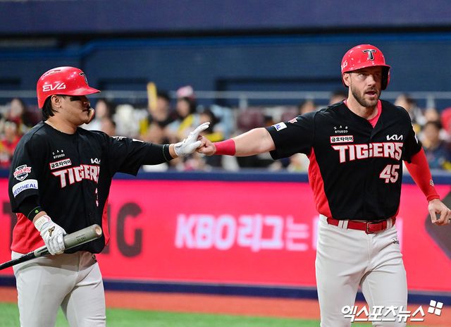 6일 오후 서울 구로구 고척스카이돔에서 열린 '2025 신한 SOL Bank KBO리그' KIA 타이거즈와 키움 히어로즈의 경기, 1회초 1사 만루 KIA 김선빈이 1타점 희생플라이 타구를 날린 후 득점한 위즈덤과 기뻐하고 있다. 고척, 김한준 기자