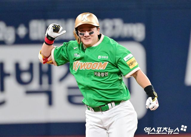 키움 히어로즈 베테랑 타자 최주환이 7일 서울 고척스카이돔에서 열린 2025 신한 SOL Bank KBO리그 KIA 타이거즈와의 팀 간 6차전에 2번타자 겸 1루수로 선발출전, 개인 통산 700타점을 달성하고 팀 역전승을 이끌었다. 사진 김한준 기자