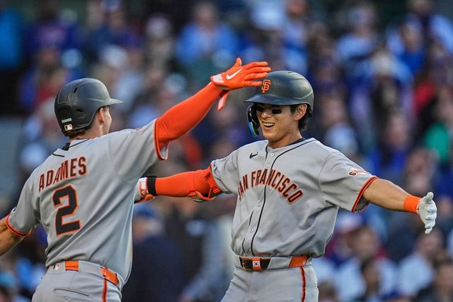 샌프란시스코 자이언츠 이정후가 7일 미국 일리노이주 시카고 리글리 필드에서 열린 2025 미국 메이저리그(MLB) 시카고 컵스와의 원정경기에 투런포를 쏘아올린 뒤 세리머니 하고 있다. 이정후는 이날 3번 타자 겸 중견수로 선발 출전, 투런 홈런 포함 6타수 3안타(1홈런) 3타점 2득점으로 맹활약했다. 컵스를 상대로 23일 만에 다시 대포를 가동했다. 시즌 4호포다. 아울러 4월 24일 밀워키 브루어스전 이후 13일 만에 멀티 히트를 기록했다. AP 연합뉴스