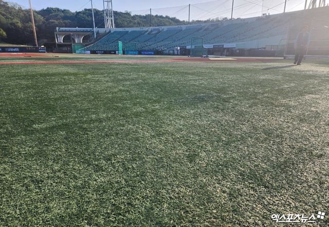 NC 다이노스는 8일 '울산 문수야구장을 대체 홈구장으로 사용하기로 결정했다'고 공식 발표했다. 문수야구장은 롯데 자이언츠의 제2 홈구장이자 인조잔디 구장이다. NC는 '이번 결정은 창원NC파크의 재개장이 무기한 연기된 상황에서 선수단의 안정적인 경기력 유지와 KBO리그의 원활한 운영을 위해 이뤄졌다'며 '구단은 연휴 기간 다양한 대체 경기장을 신중히 검토했으며, 연휴 직후 울산시와 협의를 진행했다'고 밝혔다. 울산 문수야구장 전경. 엑스포츠뉴스 DB