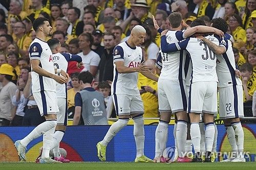 토트넘이 8일(한국시간) 경기가 있는 노르웨이 북쪽에 있는 작은 도시 보되로 이동했다. 이날 토트넘 선수단 대부분의 선수들이 비행기에 몸을 실었지만, 두 명의 주장단인 손흥민, 그리고 제임스 매디슨이 원정에 동행하지 않았다.&nbsp;연합뉴스