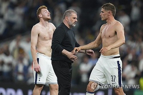 토트넘이 8일(한국시간) 경기가 있는 노르웨이 북쪽에 있는 작은 도시 보되로 이동했다. 이날 토트넘 선수단 대부분의 선수들이 비행기에 몸을 실었지만, 두 명의 주장단인 손흥민, 그리고 제임스 매디슨이 원정에 동행하지 않았다.&nbsp;연합뉴스