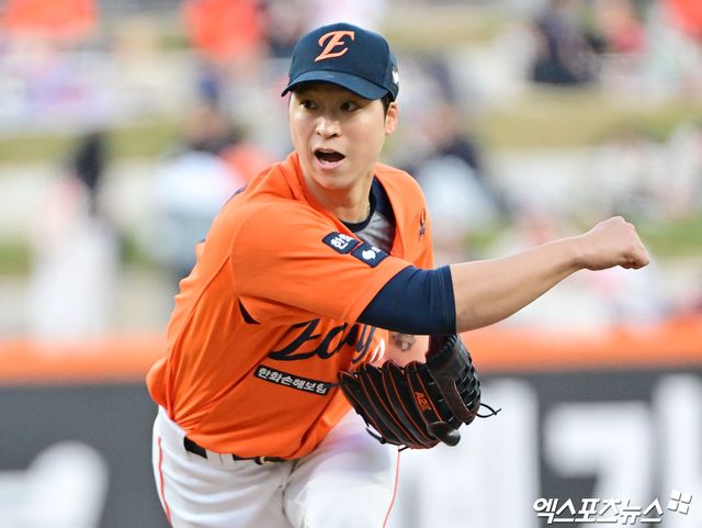 한화 이글스 선발투수 엄상백이 올해 정규시즌 경기에 선발 등판해 투구하고 있다. 단독 1위에 오른 한화는 오는 9일 고척 키움 히어로즈전에서 10연승에 도전한다. 엑스포츠뉴스 DB