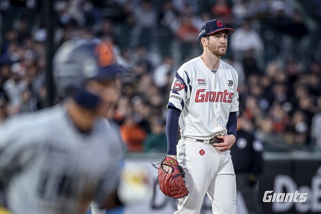 롯데 자이언츠 외국인 투수 찰리 반즈가 5월 8일 병원 정밀검진에서 왼쪽 견갑하근 손상으로 회복까지 8주가 필요하다는 진단을 받았다. 사진 롯데 자이언츠