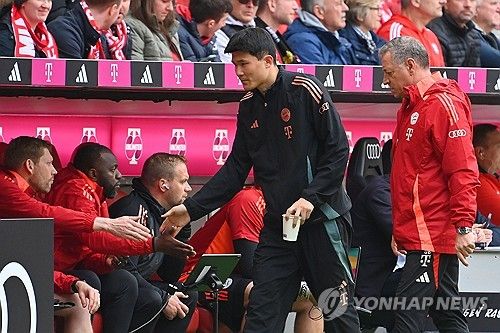 독일 매체 TZ는 지난 7일(한국시간) 뱅상 콤파니 감독이 여름에 열리는 국제축구연맹(FIFA) 클럽월드컵 출전을 위해 김민재가 남은 시즌 아킬레스 건염과 발 부상으로 휴식을 부여받을 거라고 전했다.&nbsp;연합뉴스